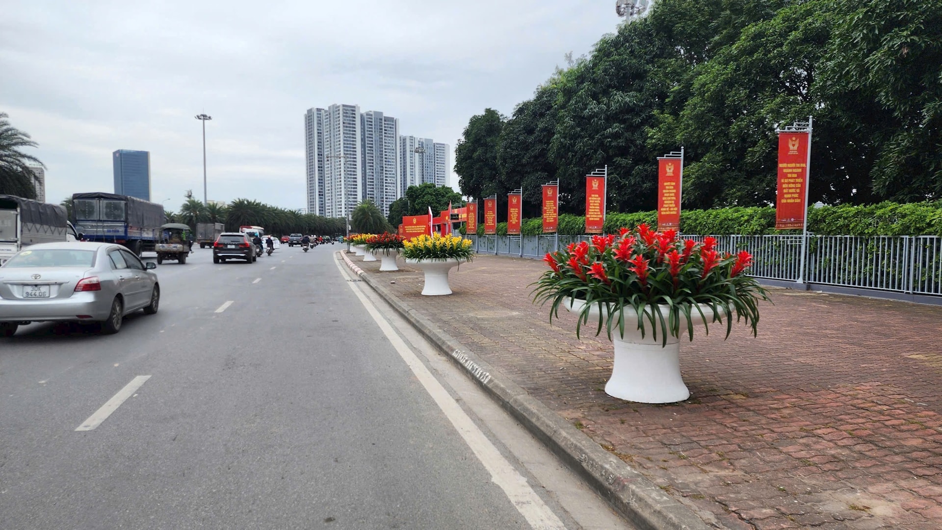 Hà Nội: Rực rỡ cây hoa và chiếu sáng phục vụ Tết Dương lịch 2026- Ảnh 1.