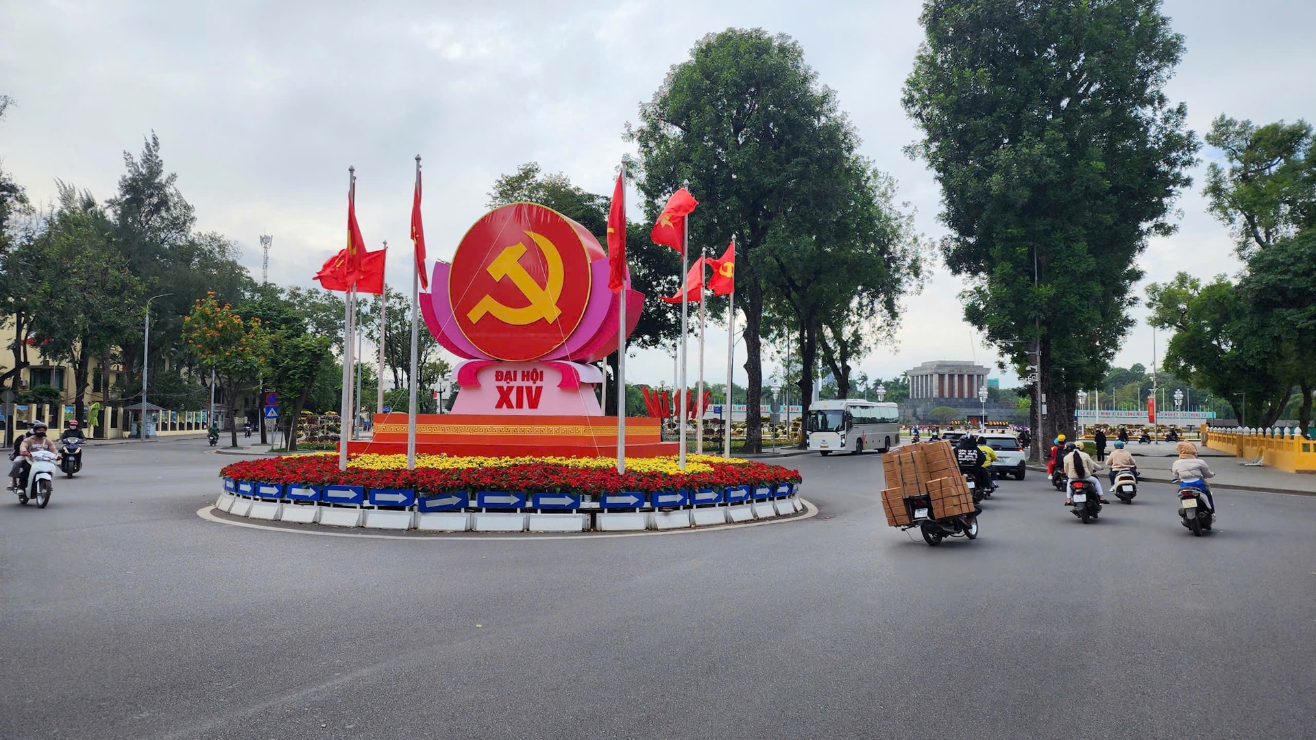 Hà Nội: Rực rỡ cây hoa và chiếu sáng phục vụ Tết Dương lịch 2026- Ảnh 7.