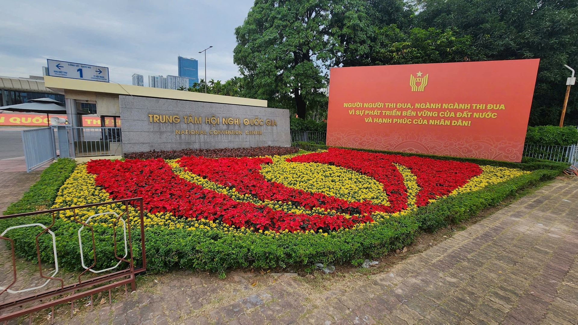 Hà Nội: Rực rỡ cây hoa và chiếu sáng phục vụ Tết Dương lịch 2026- Ảnh 9.