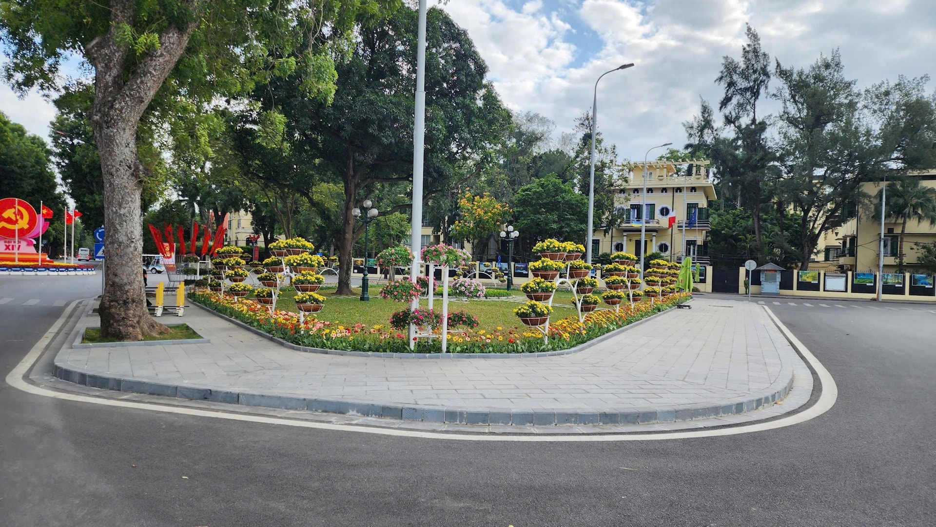 Hà Nội: Rực rỡ cây hoa và chiếu sáng phục vụ Tết Dương lịch 2026- Ảnh 10.