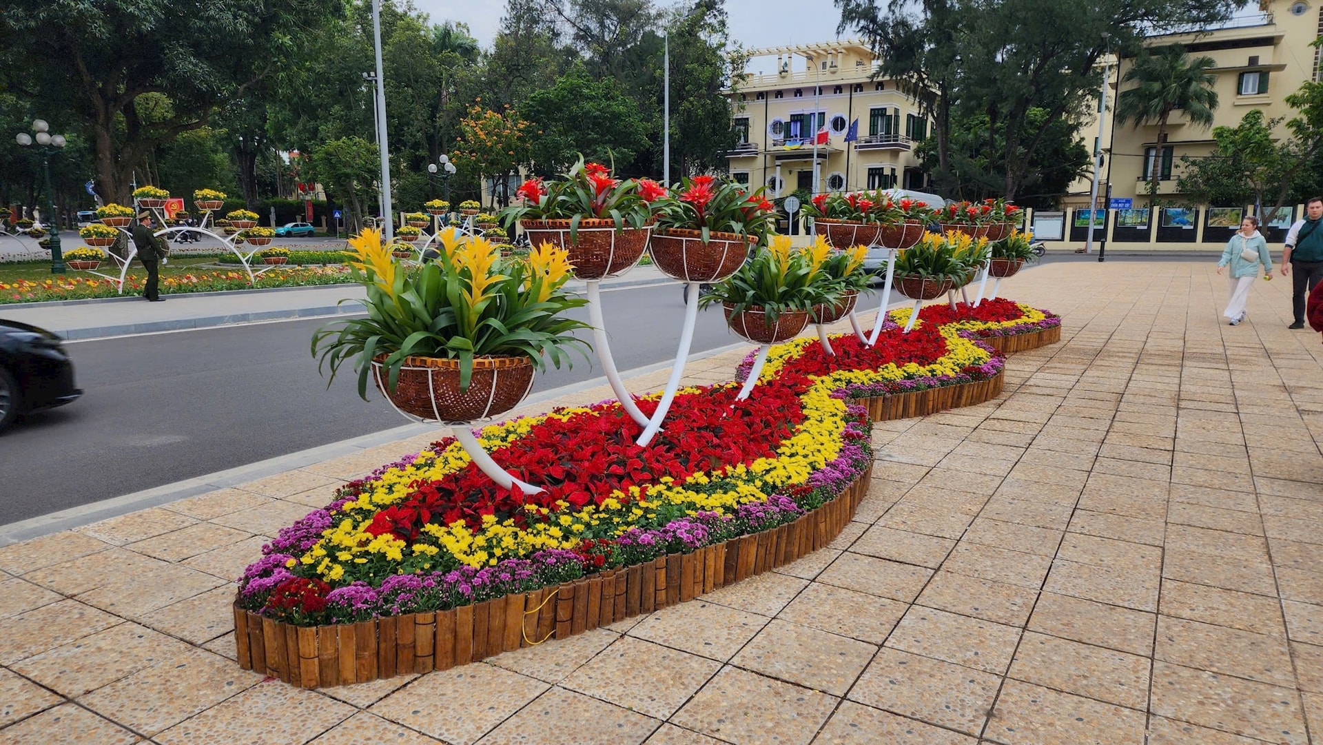 Hà Nội: Rực rỡ cây hoa và chiếu sáng phục vụ Tết Dương lịch 2026- Ảnh 11.