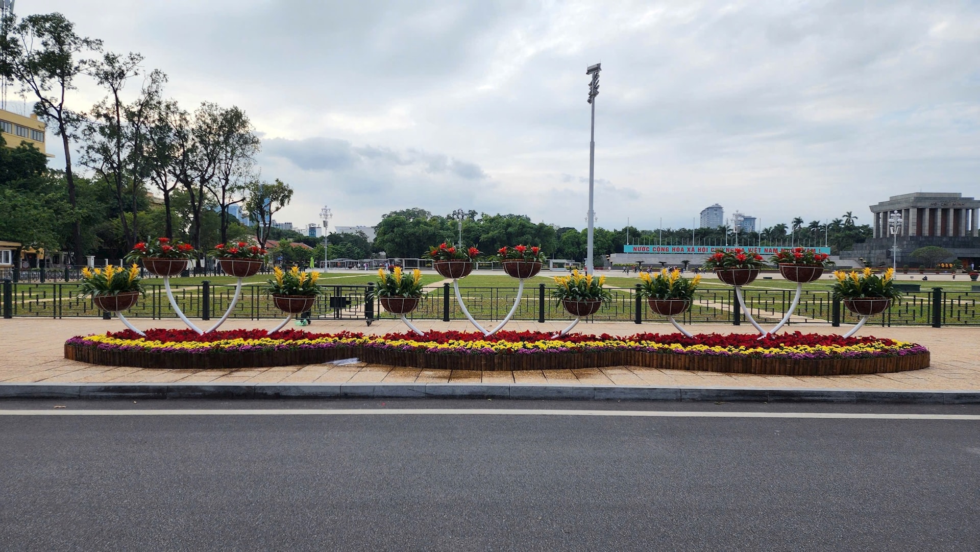 Hà Nội: Rực rỡ cây hoa và chiếu sáng phục vụ Tết Dương lịch 2026- Ảnh 12.