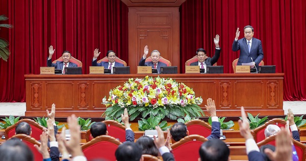 HỘI NGHỊ TRUNG ƯƠNG 15: THỐNG NHẤT THÔNG QUA BÁO CÁO VỀ CÔNG TÁC NHÂN SỰ CỦA ĐẢNG