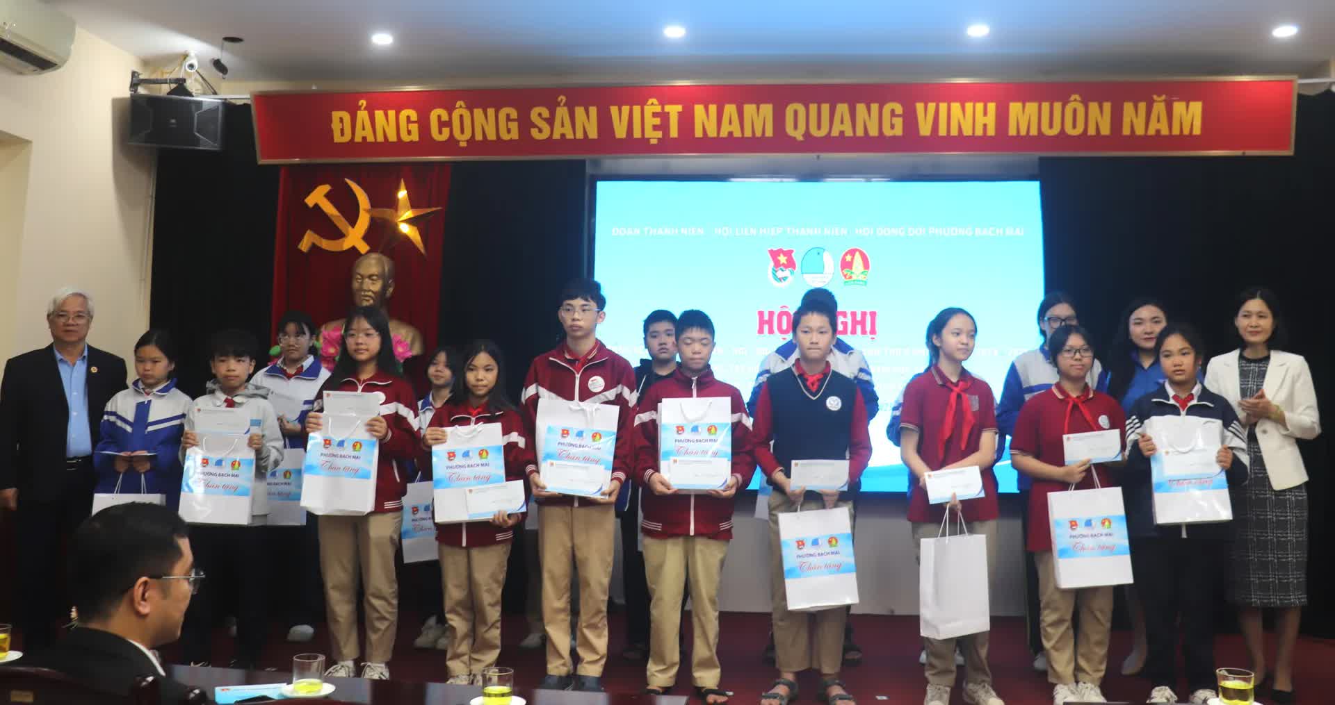 Phường Bạch Mai: tặng 50 suất quà cho học sinh có hoàn cảnh khó khăn- Ảnh 9.