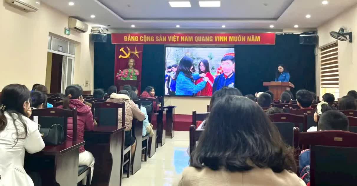 Phường Bạch Mai: tặng 50 suất quà cho học sinh có hoàn cảnh khó khăn- Ảnh 2.