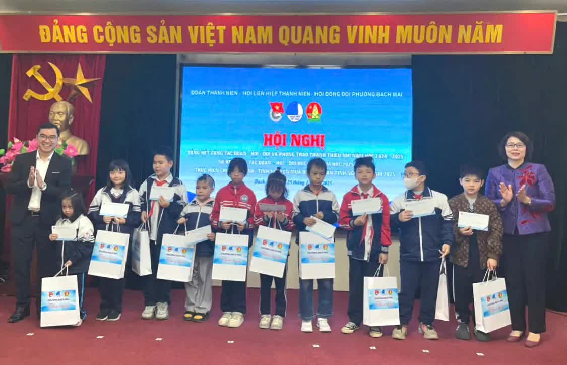 Phường Bạch Mai: tặng 50 suất quà cho học sinh có hoàn cảnh khó khăn- Ảnh 8.