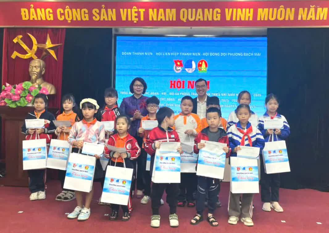 Phường Bạch Mai: tặng 50 suất quà cho học sinh có hoàn cảnh khó khăn- Ảnh 7.