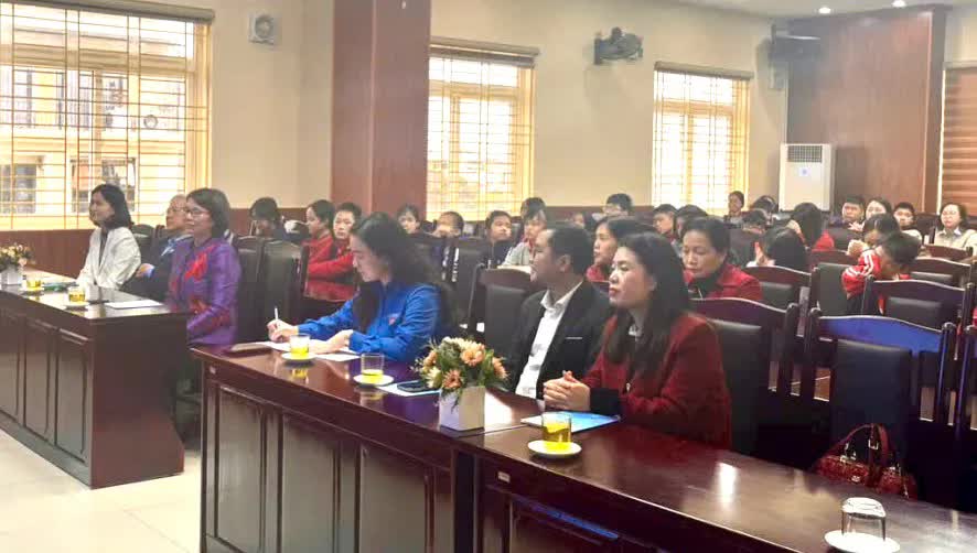 Phường Bạch Mai: tặng 50 suất quà cho học sinh có hoàn cảnh khó khăn- Ảnh 1.