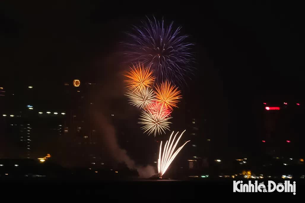 Mãn nhãn màn pháo hoa chào đón năm mới 2026 tại Hà Nội- Ảnh 4.