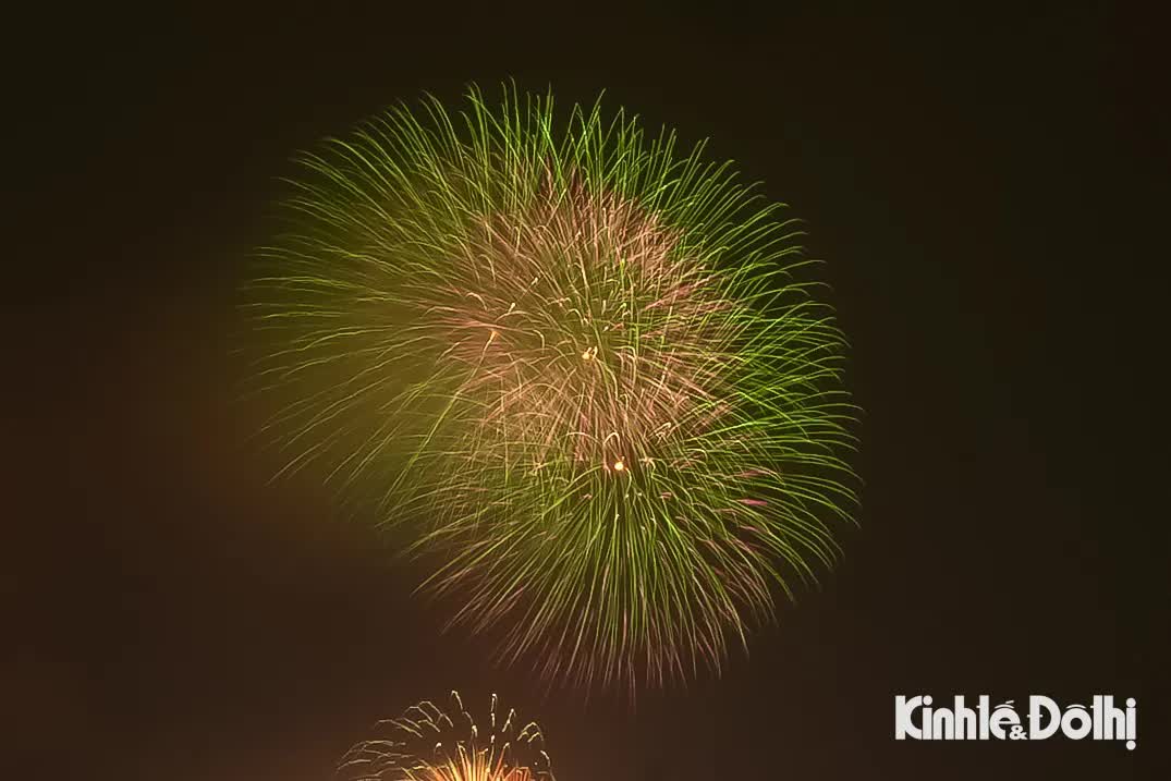 Mãn nhãn màn pháo hoa chào đón năm mới 2026 tại Hà Nội- Ảnh 3.