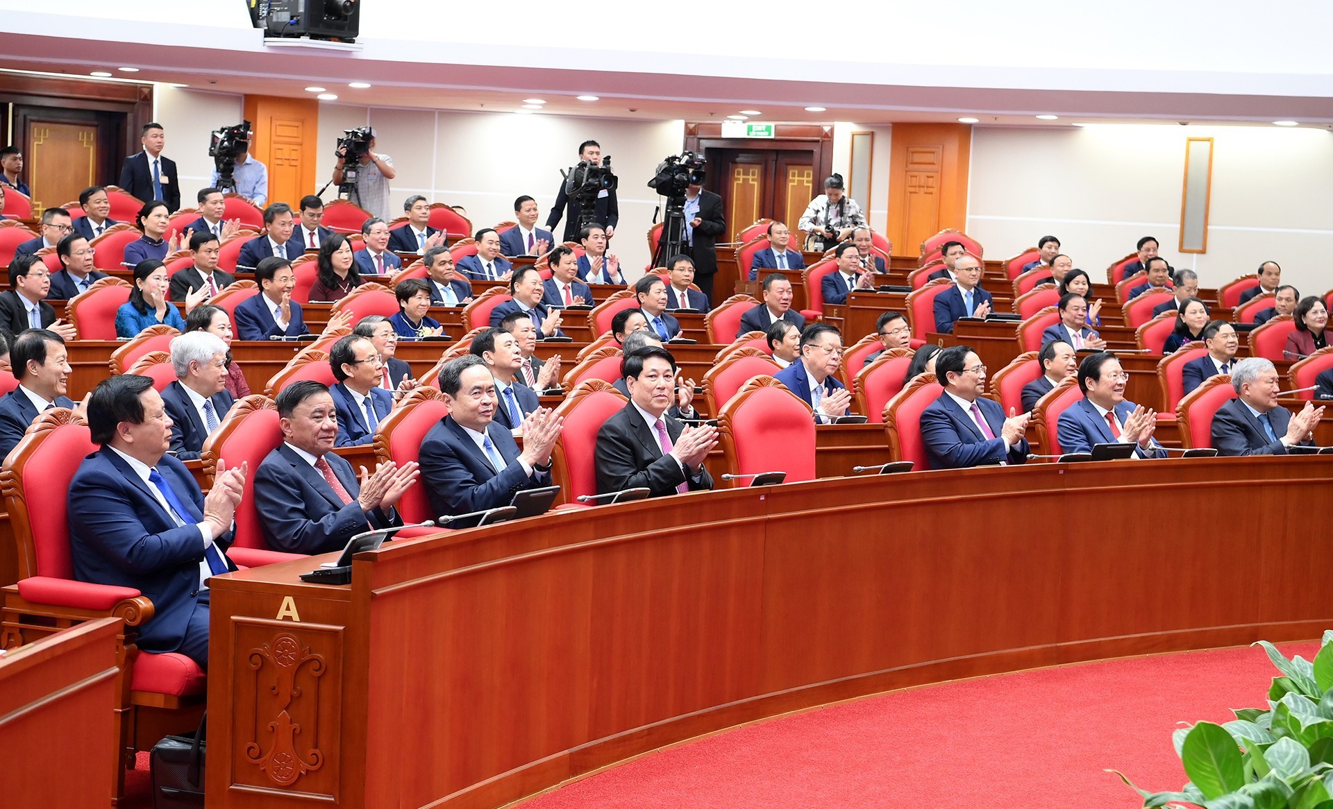 HỘI NGHỊ TRUNG ƯƠNG 15: THỐNG NHẤT THÔNG QUA BÁO CÁO VỀ CÔNG TÁC NHÂN SỰ CỦA ĐẢNG- Ảnh 9.