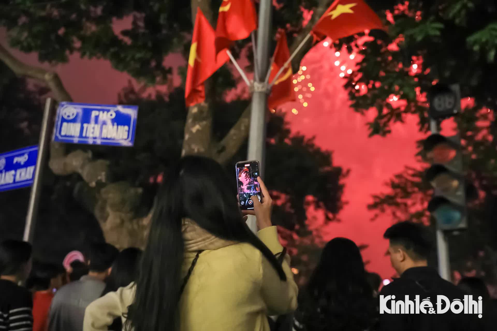 Mãn nhãn màn pháo hoa chào đón năm mới 2026 tại Hà Nội- Ảnh 11.