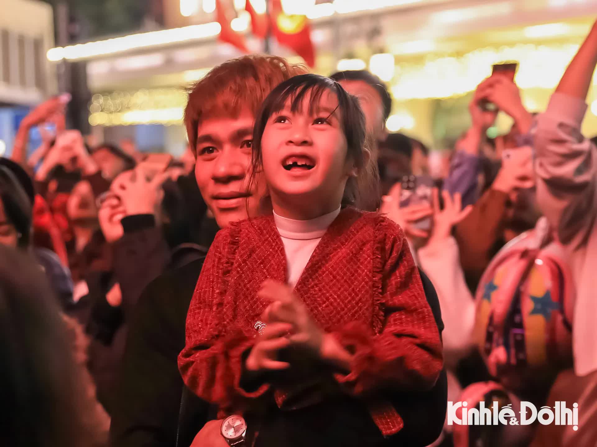 Mãn nhãn màn pháo hoa chào đón năm mới 2026 tại Hà Nội- Ảnh 12.