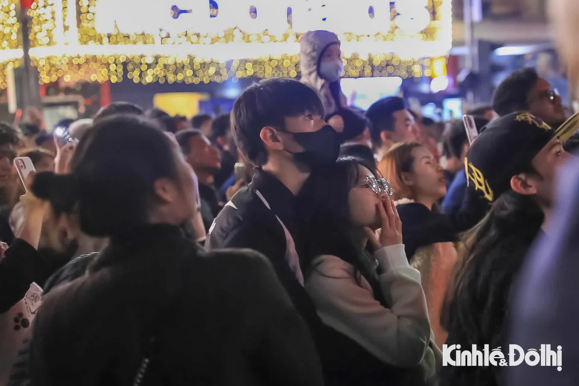 Mãn nhãn màn pháo hoa chào đón năm mới 2026 tại Hà Nội- Ảnh 10.