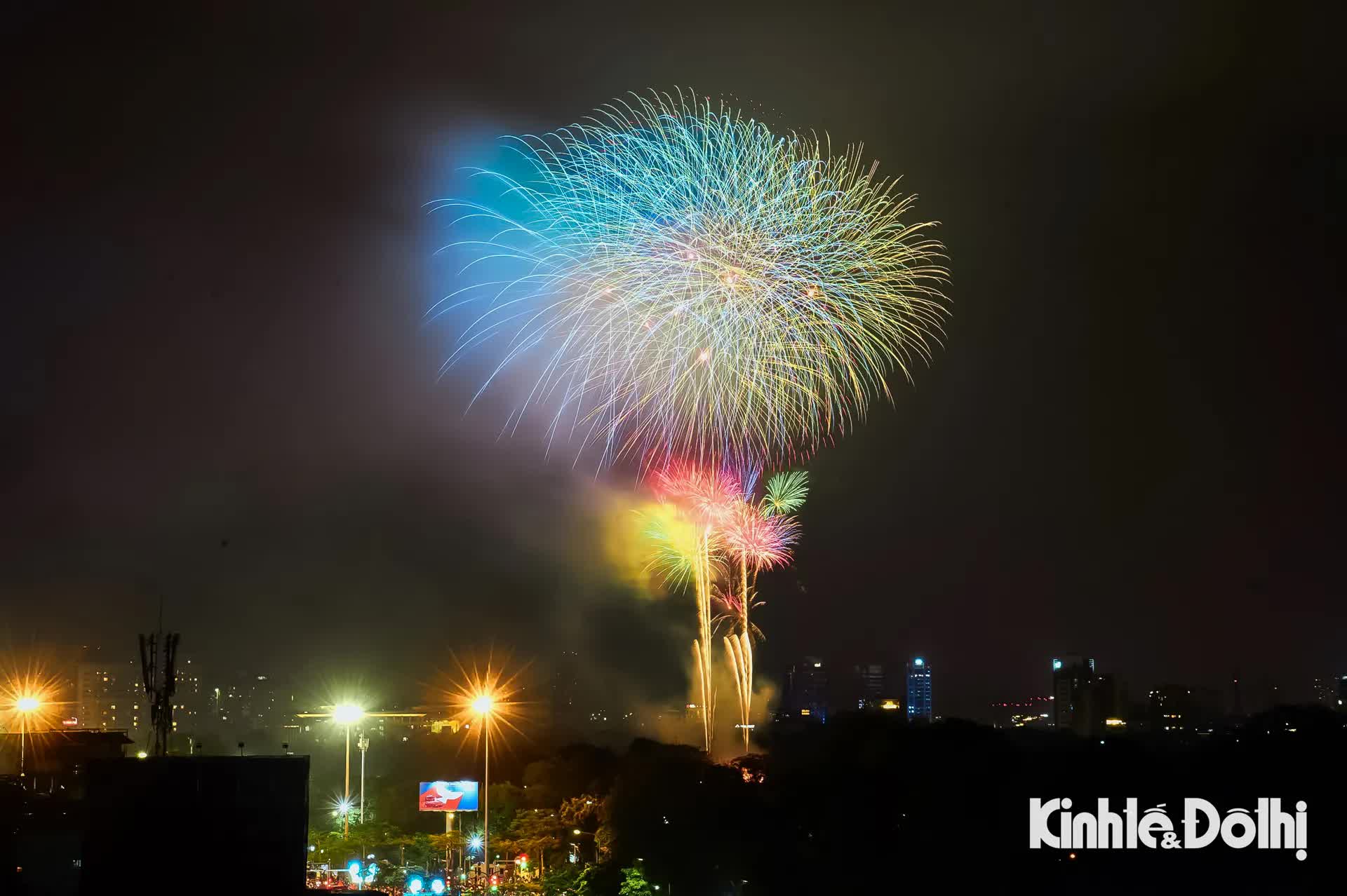 Mãn nhãn màn pháo hoa chào đón năm mới 2026 tại Hà Nội- Ảnh 7.
