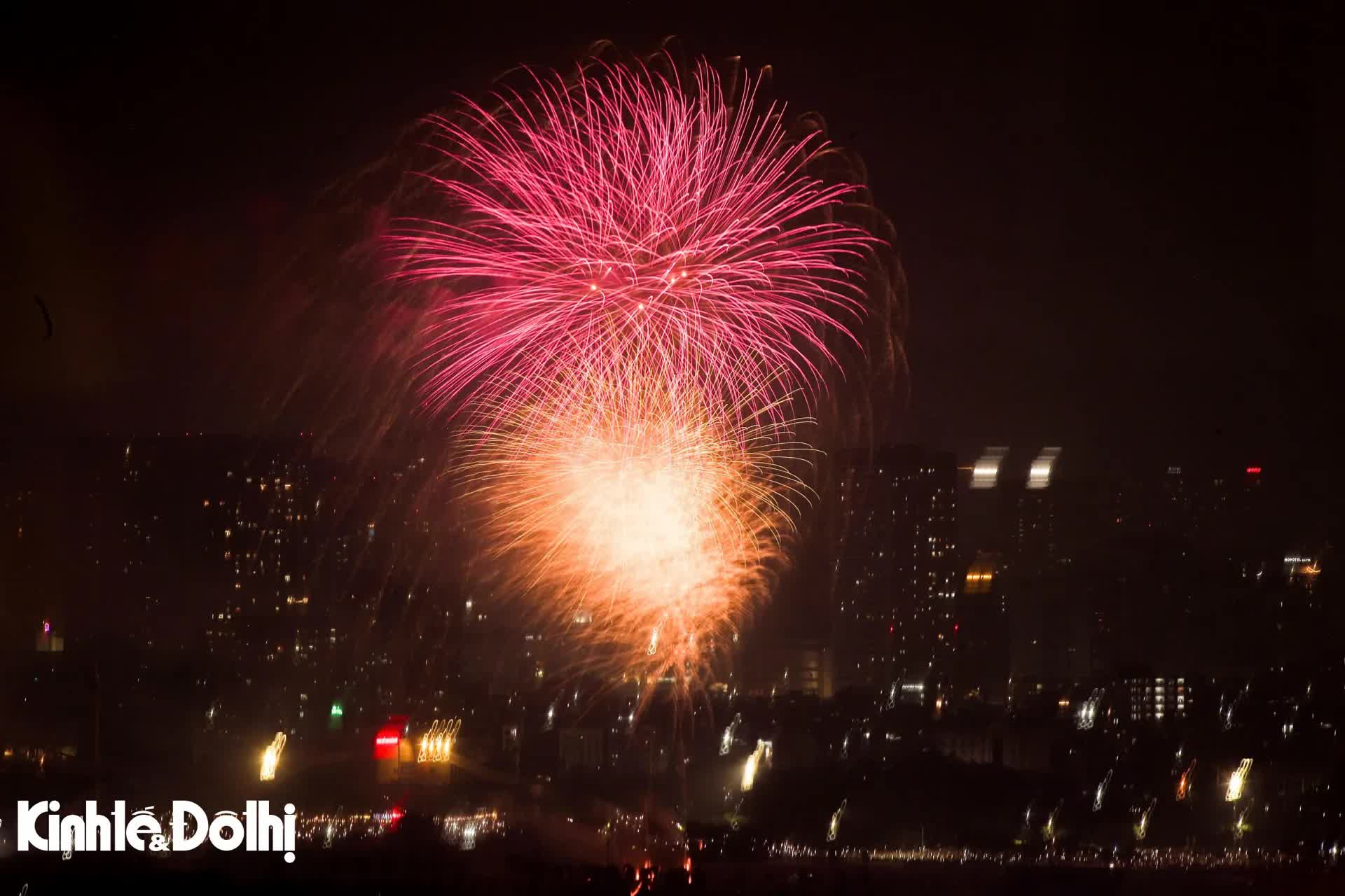 Mãn nhãn màn pháo hoa chào đón năm mới 2026 tại Hà Nội- Ảnh 6.