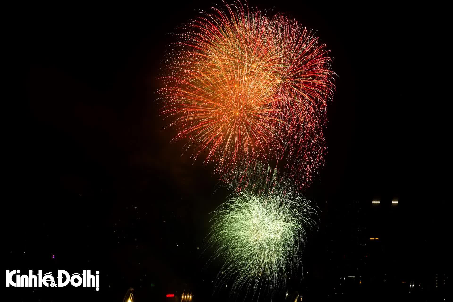 Mãn nhãn màn pháo hoa chào đón năm mới 2026 tại Hà Nội- Ảnh 5.