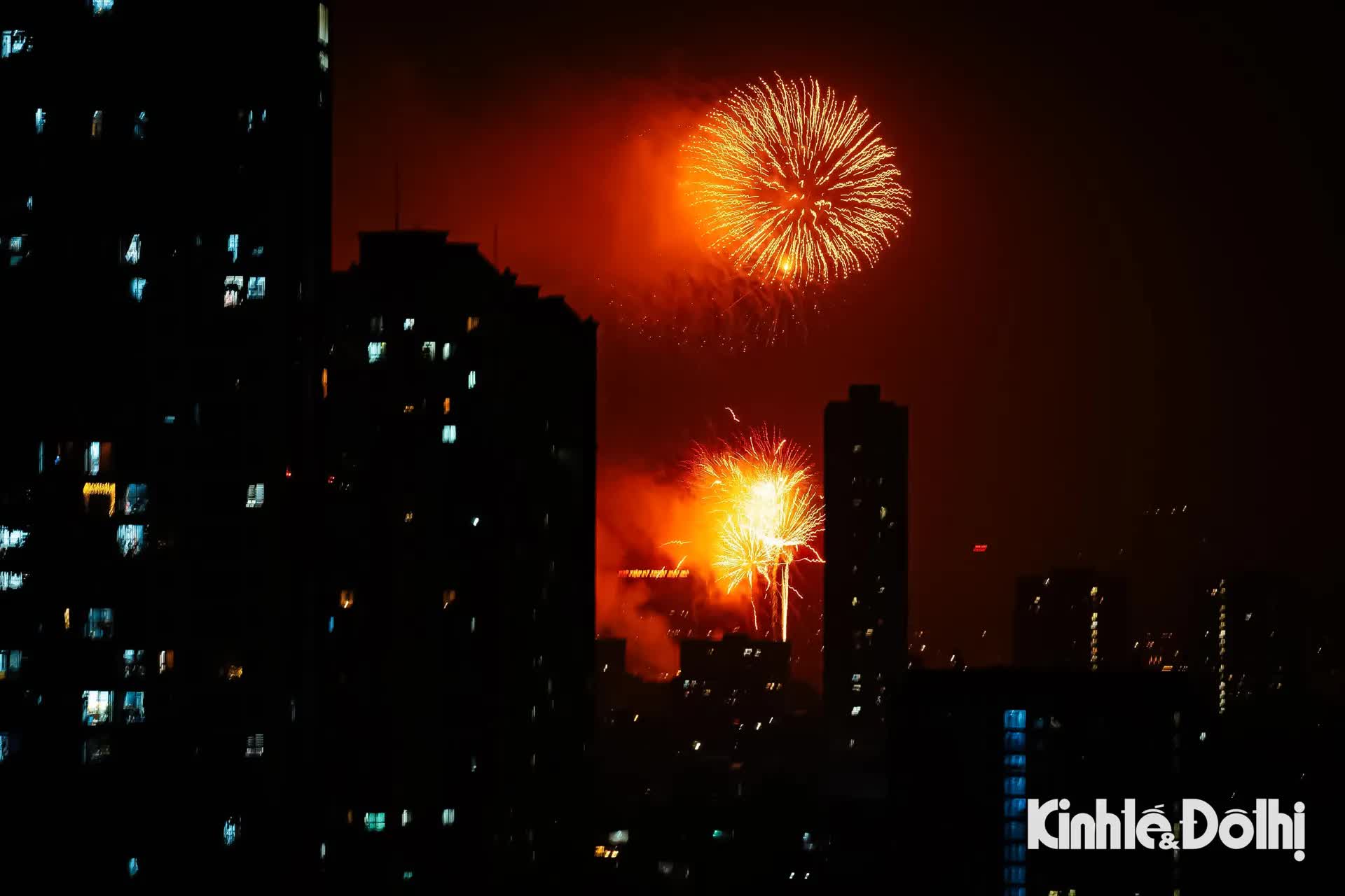 Mãn nhãn màn pháo hoa chào đón năm mới 2026 tại Hà Nội- Ảnh 9.