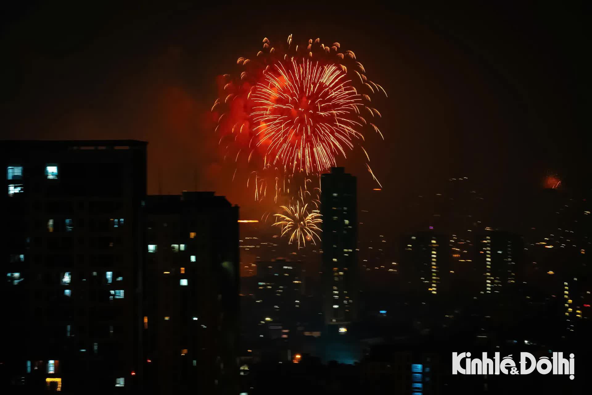 Mãn nhãn màn pháo hoa chào đón năm mới 2026 tại Hà Nội- Ảnh 8.