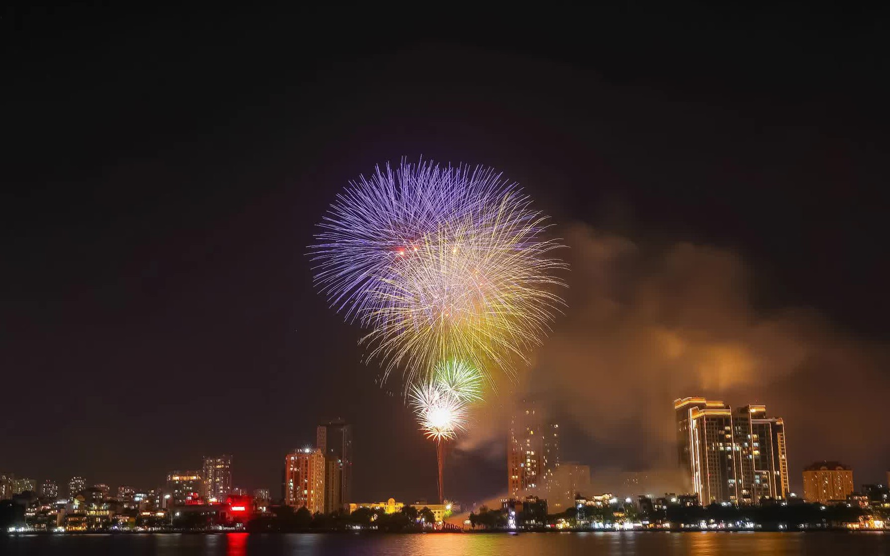 Mãn nhãn màn pháo hoa chào đón năm mới 2026 tại Hà Nội