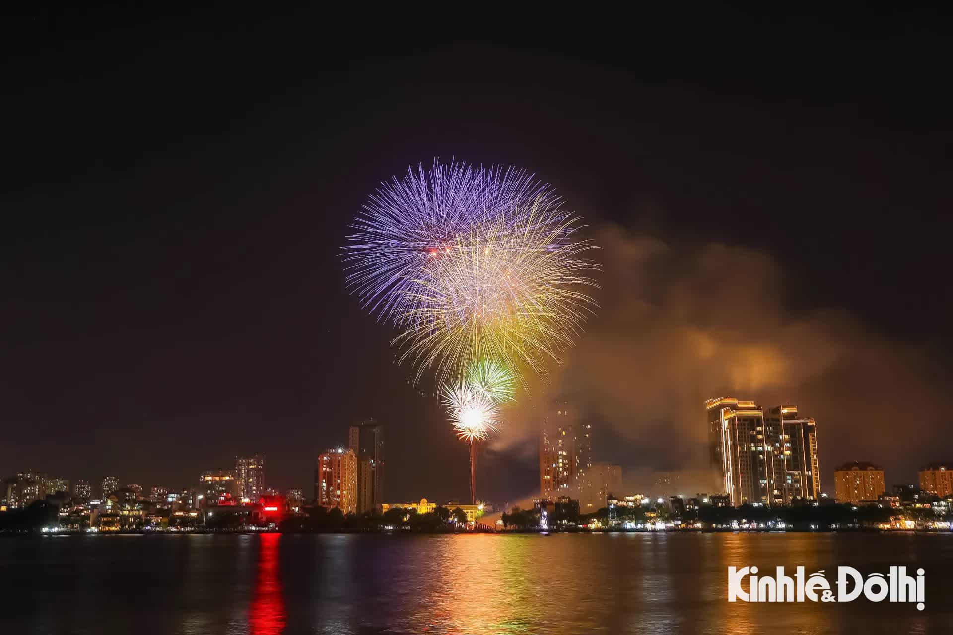 Mãn nhãn màn pháo hoa chào đón năm mới 2026 tại Hà Nội- Ảnh 2.