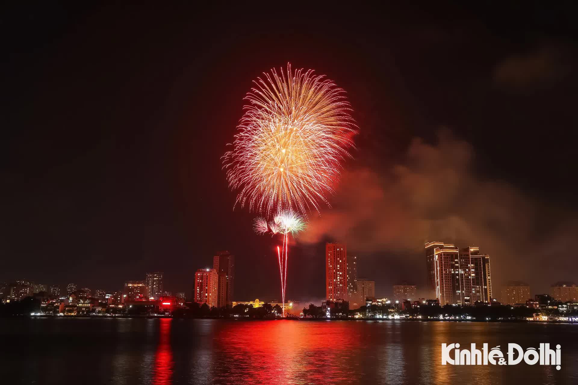Mãn nhãn màn pháo hoa chào đón năm mới 2026 tại Hà Nội- Ảnh 1.