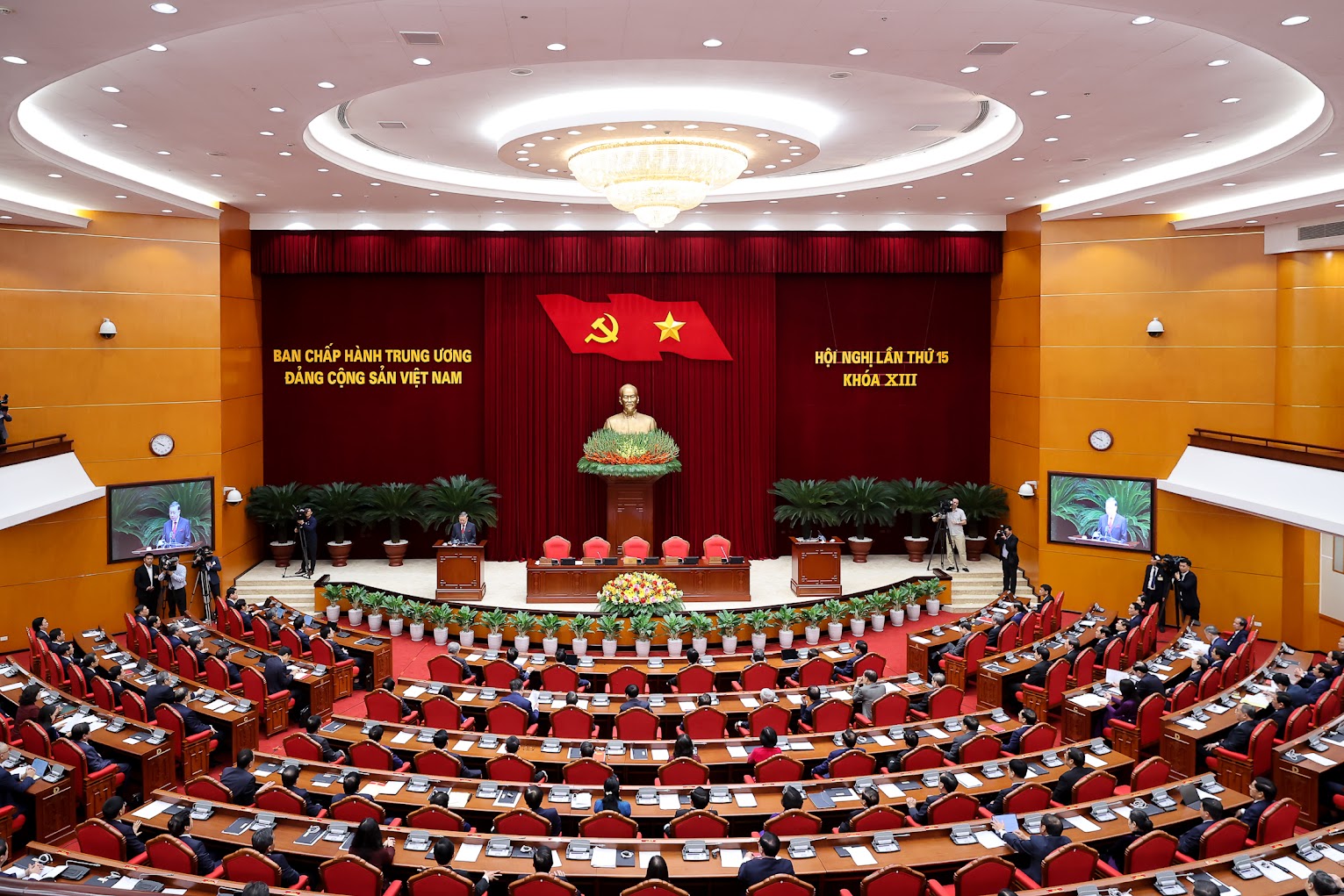 HỘI NGHỊ TRUNG ƯƠNG 15: THỐNG NHẤT THÔNG QUA BÁO CÁO VỀ CÔNG TÁC NHÂN SỰ CỦA ĐẢNG- Ảnh 1.