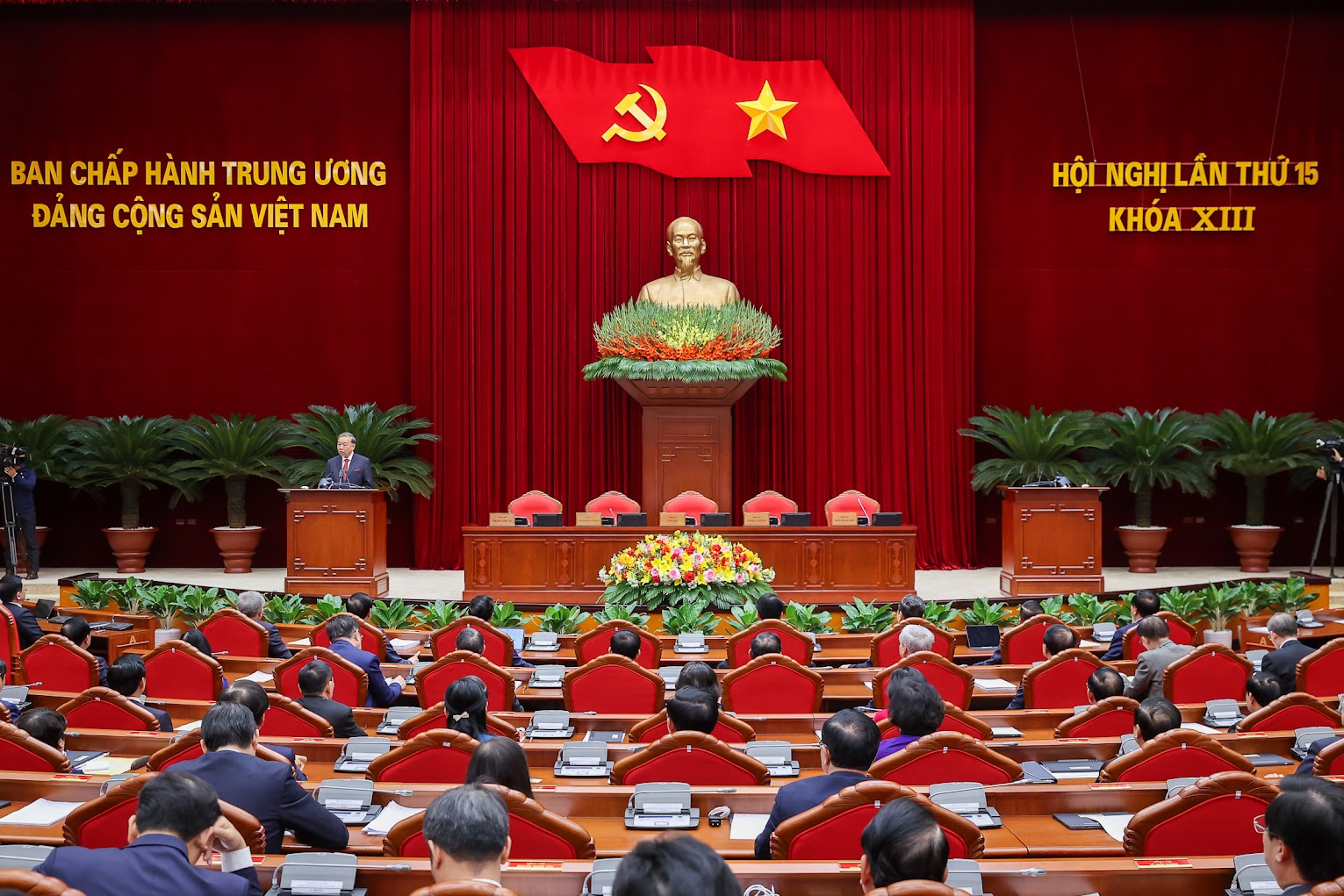 HỘI NGHỊ TRUNG ƯƠNG 15: THỐNG NHẤT THÔNG QUA BÁO CÁO VỀ CÔNG TÁC NHÂN SỰ CỦA ĐẢNG- Ảnh 8.