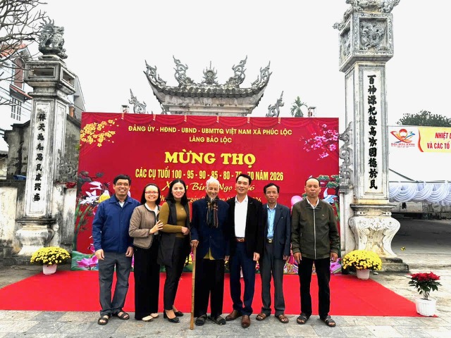 Phó Chủ tịch Thường trực UBND xã Đinh Xuân Hanh kiểm tra công tác chuẩn bị Lễ mừng thọ người cao tuổi năm 2026 tại các nhà văn hóa thôn- Ảnh 4.