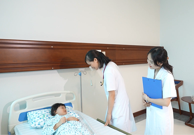 Chăm sóc toàn diện, lấy người bệnh làm trung tâm- Ảnh 1.