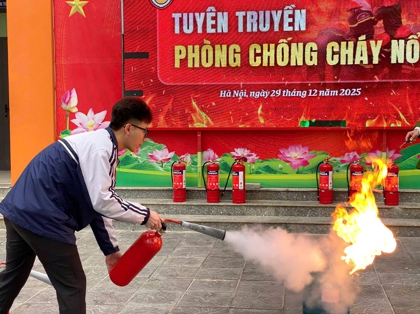 “Học lý thuyết - Luyện kỹ năng - Giữ an toàn: Học sinh THPT Hoài Đức A với phòng cháy và cứu nạn cứu hộ”- Ảnh 2.