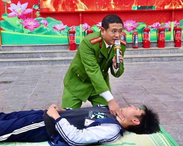 “Học lý thuyết - Luyện kỹ năng - Giữ an toàn: Học sinh THPT Hoài Đức A với phòng cháy và cứu nạn cứu hộ”- Ảnh 4.