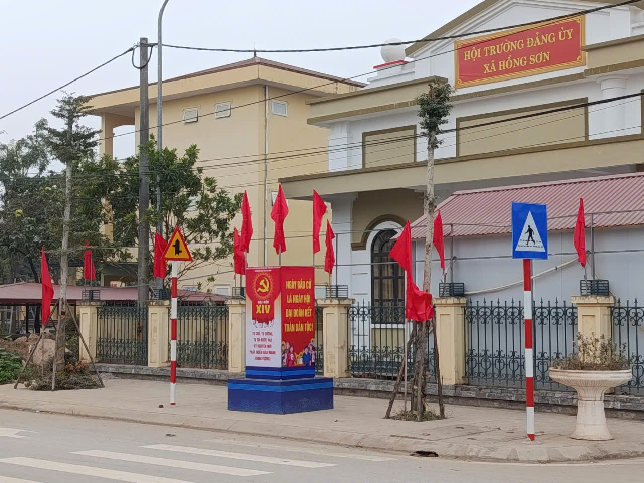 Hồng Sơn rực rỡ cờ hoa mừng năm mới 2026 và hướng tới Đại hội Đại biểu toàn quốc lần thứ XIV của Đảng- Ảnh 3.