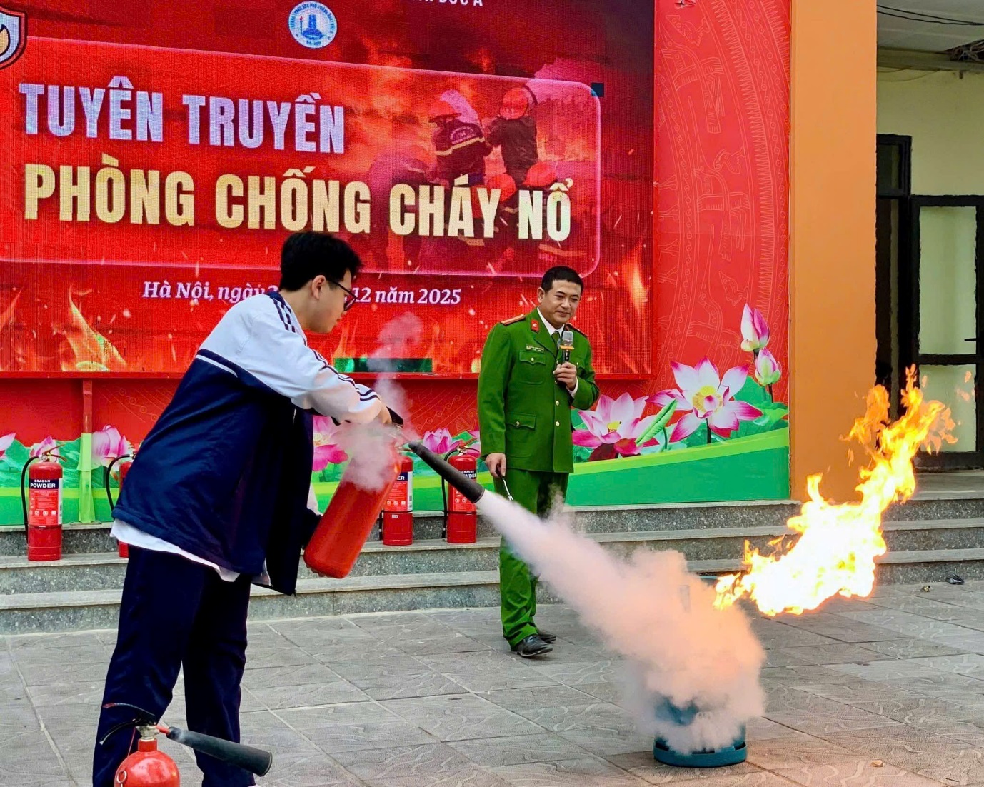 “Học lý thuyết - Luyện kỹ năng - Giữ an toàn: Học sinh THPT Hoài Đức A với phòng cháy và cứu nạn cứu hộ”- Ảnh 3.