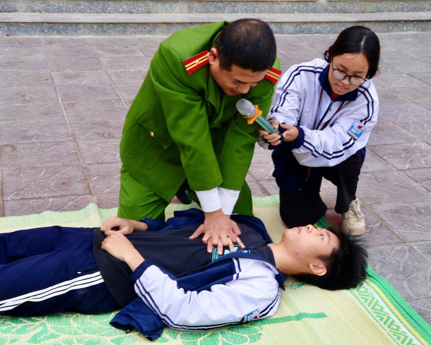 “Học lý thuyết - Luyện kỹ năng - Giữ an toàn: Học sinh THPT Hoài Đức A với phòng cháy và cứu nạn cứu hộ”- Ảnh 5.