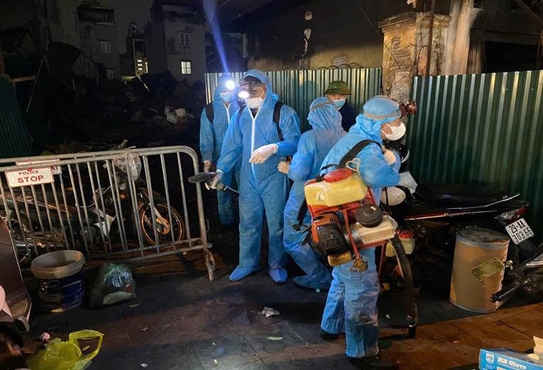 TRẠM Y TẾ PHƯỜNG TỔ CHỨC XỬ LÝ MÔI TRƯỜNG, PHUN KHỬ KHUẨN SAU VỤ CHÁY TẠI CHỢ XANH- Ảnh 1.