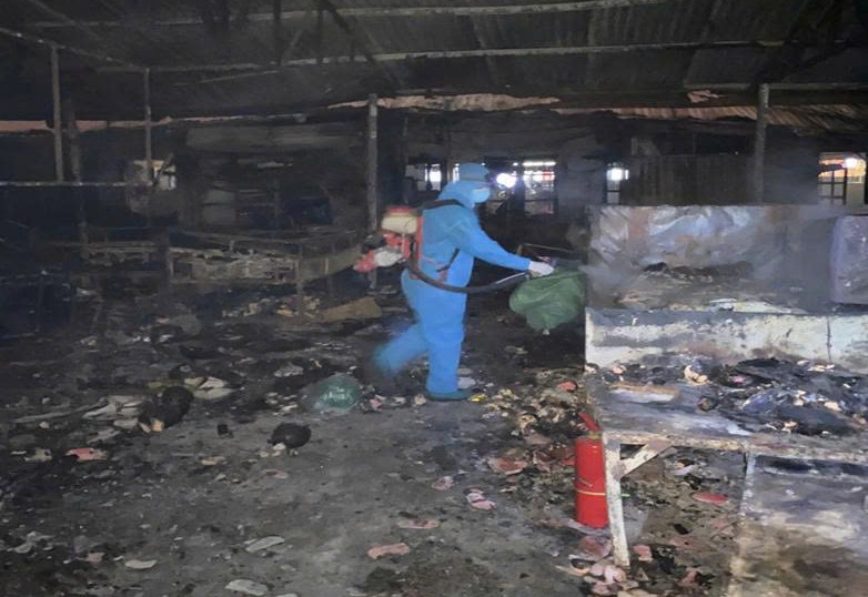 TRẠM Y TẾ PHƯỜNG TỔ CHỨC XỬ LÝ MÔI TRƯỜNG, PHUN KHỬ KHUẨN SAU VỤ CHÁY TẠI CHỢ XANH- Ảnh 2.