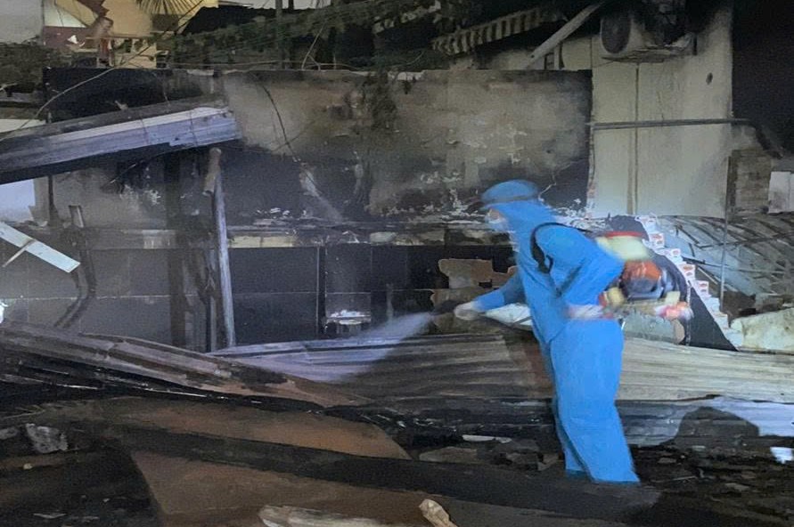 TRẠM Y TẾ PHƯỜNG TỔ CHỨC XỬ LÝ MÔI TRƯỜNG, PHUN KHỬ KHUẨN SAU VỤ CHÁY TẠI CHỢ XANH- Ảnh 3.