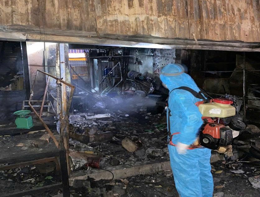 TRẠM Y TẾ PHƯỜNG TỔ CHỨC XỬ LÝ MÔI TRƯỜNG, PHUN KHỬ KHUẨN SAU VỤ CHÁY TẠI CHỢ XANH- Ảnh 4.