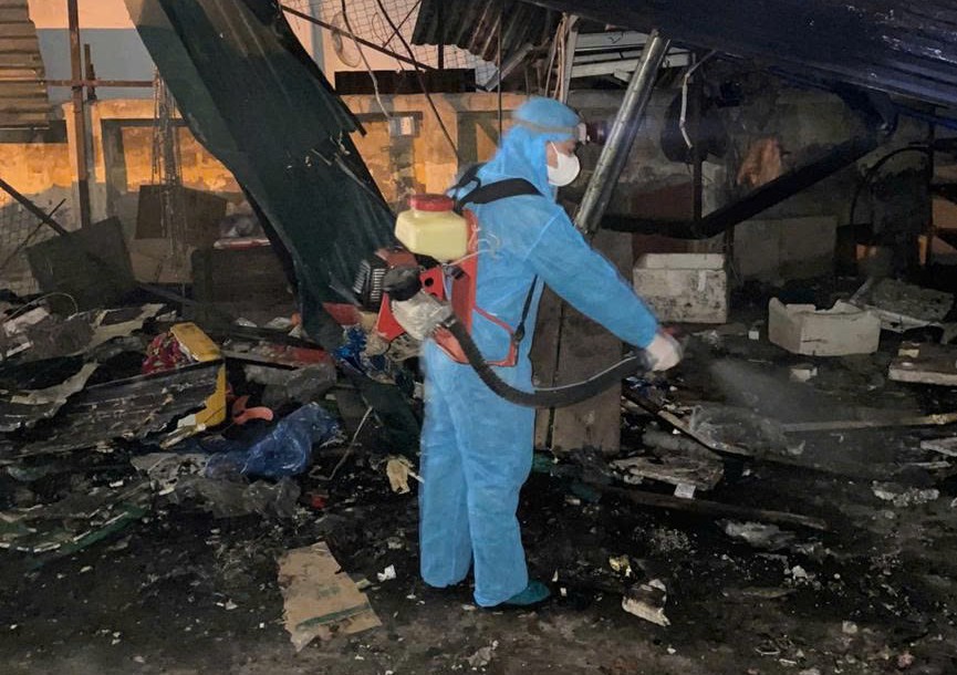 TRẠM Y TẾ PHƯỜNG TỔ CHỨC XỬ LÝ MÔI TRƯỜNG, PHUN KHỬ KHUẨN SAU VỤ CHÁY TẠI CHỢ XANH- Ảnh 5.