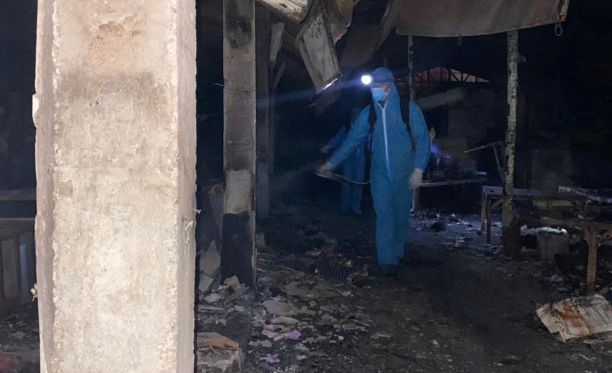 TRẠM Y TẾ PHƯỜNG TỔ CHỨC XỬ LÝ MÔI TRƯỜNG, PHUN KHỬ KHUẨN SAU VỤ CHÁY TẠI CHỢ XANH- Ảnh 6.