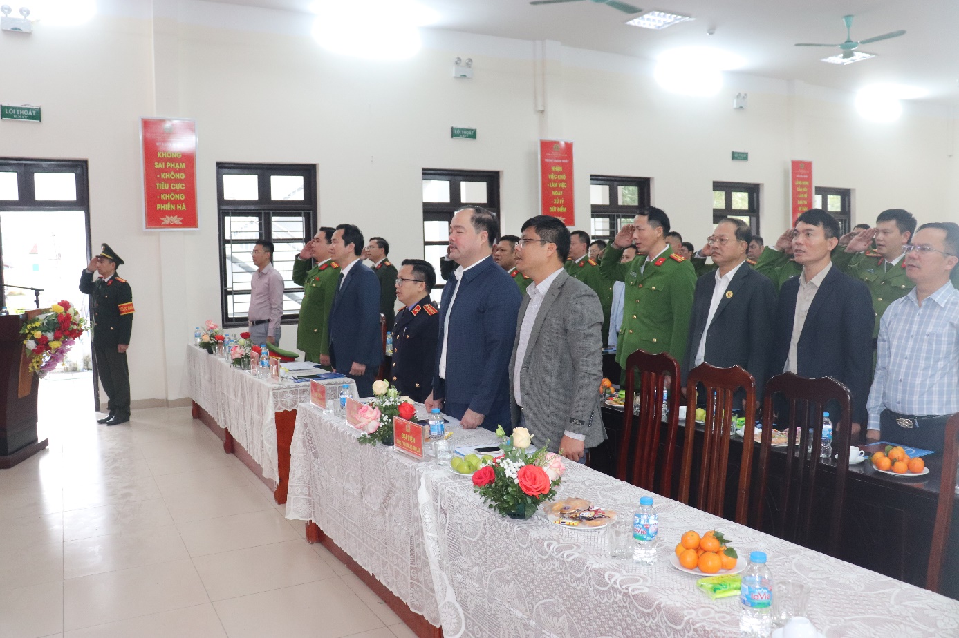 Ảnh có chứa trang phục, trong nhà, tường, đàn ông  Nội dung do AI tạo ra có thể không chính xác.