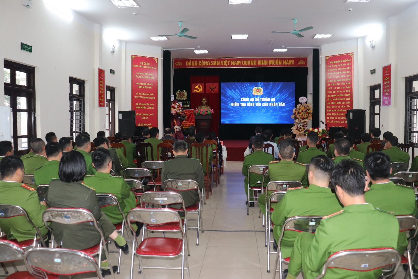 Ảnh có chứa văn bản, trang phục, trong nhà, người  Nội dung do AI tạo ra có thể không chính xác.