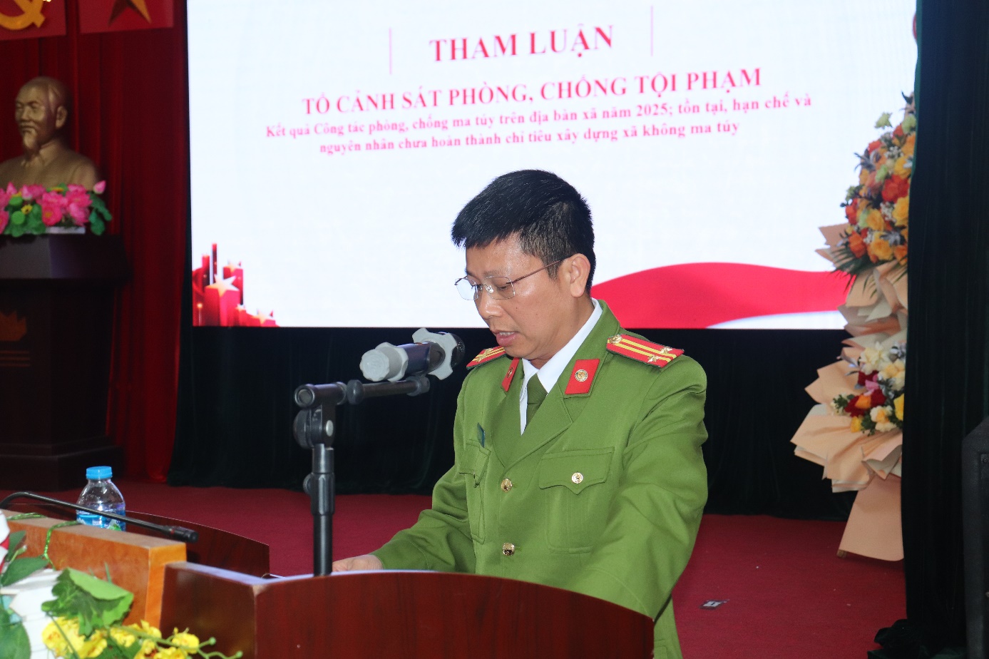 Ảnh có chứa trang phục, hoa, Mặt người, người  Nội dung do AI tạo ra có thể không chính xác.