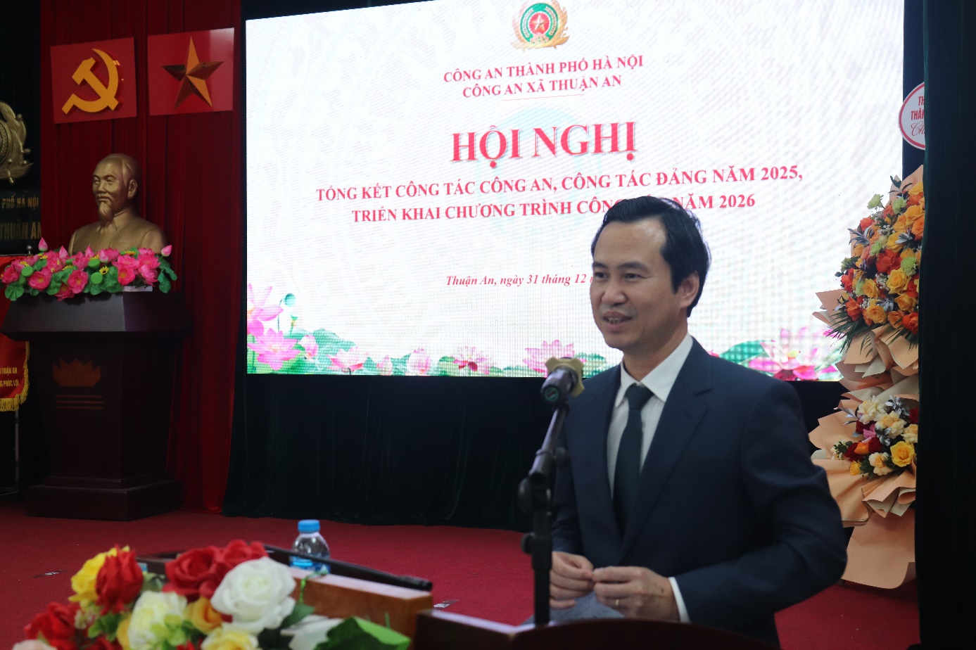 Ảnh có chứa bộ đồ, trang phục, người, Mặt người  Nội dung do AI tạo ra có thể không chính xác.