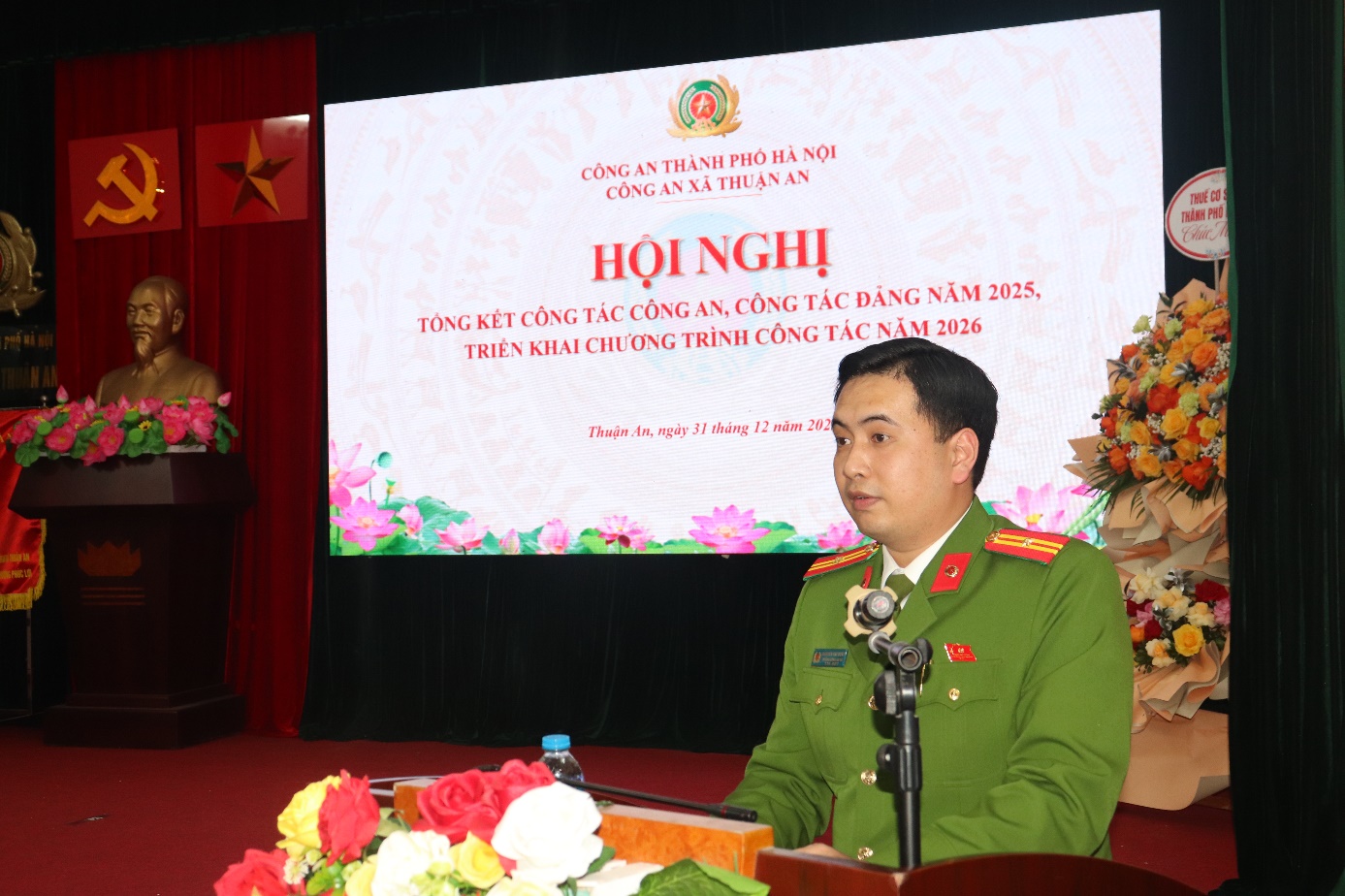 Ảnh có chứa hoa, trang phục, văn bản, Mặt người  Nội dung do AI tạo ra có thể không chính xác.