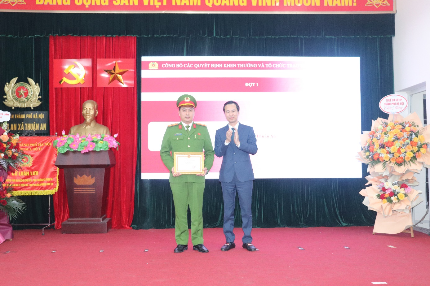 Ảnh có chứa trang phục, người, trong nhà, tường  Nội dung do AI tạo ra có thể không chính xác.