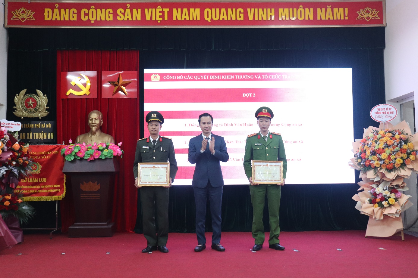 Ảnh có chứa trang phục, người, văn bản, đàn ông  Nội dung do AI tạo ra có thể không chính xác.