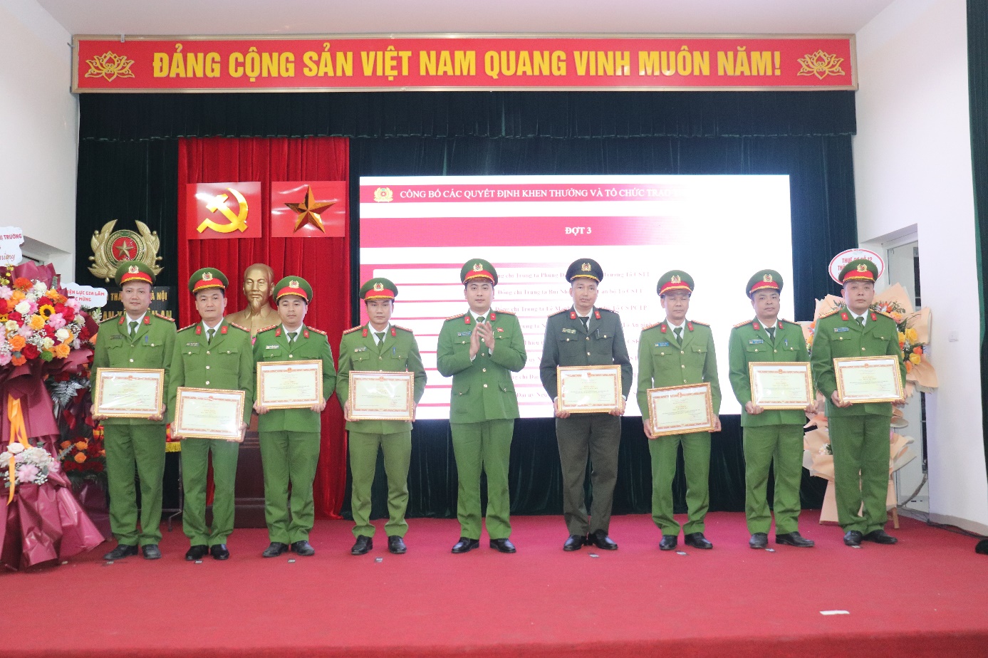 Ảnh có chứa trang phục, người, nhóm, trong nhà  Nội dung do AI tạo ra có thể không chính xác.