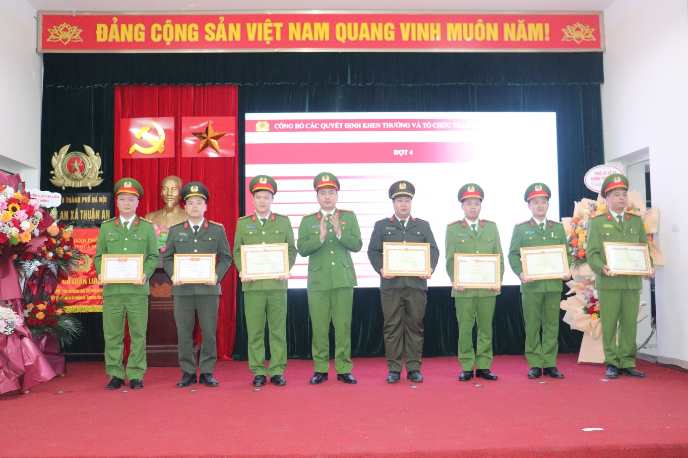 Ảnh có chứa trang phục, người, Thảm, trong nhà  Nội dung do AI tạo ra có thể không chính xác.